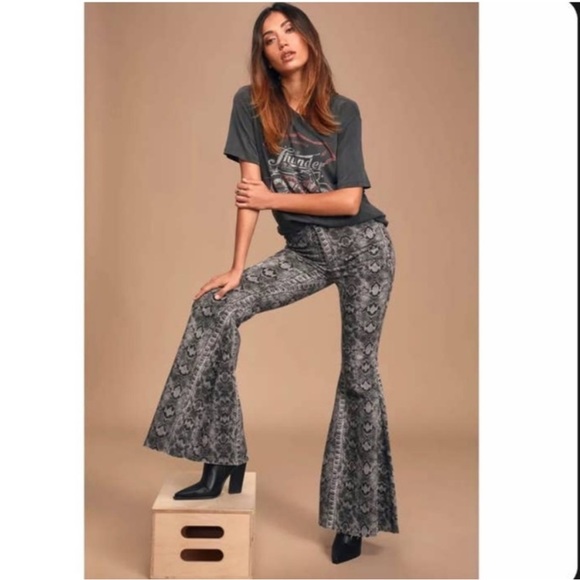 FREE PEOPLE Snake Print High Rise Wide Leg Jeans Size 32 NWT - Picture 3 of 12